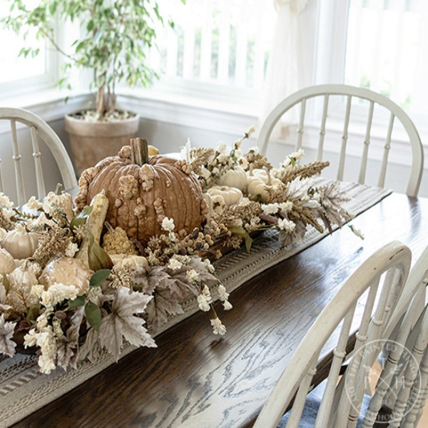 Soothing, serene, and calm colors in this rustic elegant farmhouse style pumpkin centerpiece by The Painted Hinge. Serene French Farmhouse Fall Decor Photos ahead! #fallcenterpiece #frenchcountry #frenchfarmhouse #tablescape #autumndecor