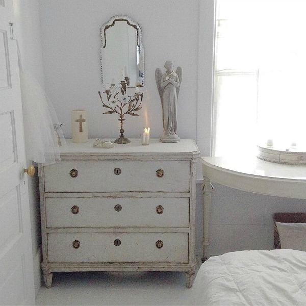 Soft, serene, white Nordic French decor and antiques in a Swedish cottage with an all white decor scheme by My Petite Maison. #swedish #scandinavian #antiques #interiordesign #nordicFrench