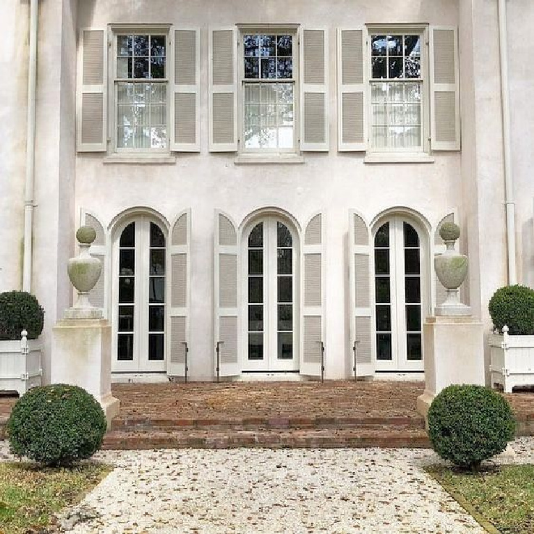 Stunning and grand white exterior of the Italianate home of Pamela Pierce in Houston. #pamelapierce #whitehouses #houseexteriors