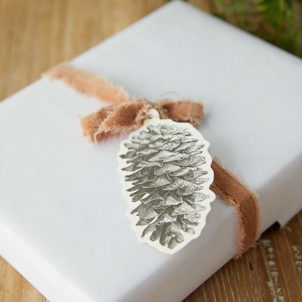 Pine cone gift tags are charming and classic for your giftwrapping needs. #giftwrap #gifttag #pinecones #holidays