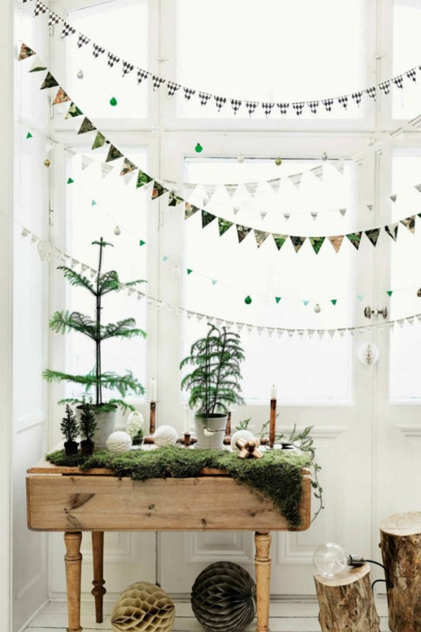 Scandinavian Christmas decor and simple natural holiday decorating inspiration with greenery and delicate garlands. #simplechristmas #swedishchristmas #scandinavianstyle #holidaydecor #interiordesigninspiration