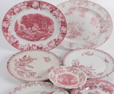 Red and pink transferware plates for a romantic French country tablescape. #pink #red #transferware #tabletop