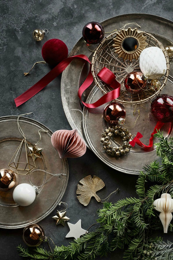 Christmas decor inspiration flatlay with rustic chic organic natural inspiration from H&M. #christmas #holidaydecor #simpleChristmas