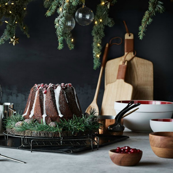 Christmas decor inspiration flatlay with rustic chic organic natural inspiration and cake from H&M. #christmas #holidaydecor #simpleChristmas