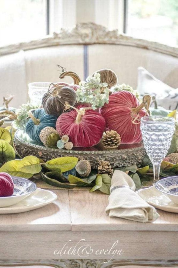 Here's a stunning and simple centerpiece by Edith & Evelyn. Serene French Farmhouse Fall Decor Photos ahead! #tablescape #centerpiece #autumn #falldecor #velvetpumpkin #frenchcountry