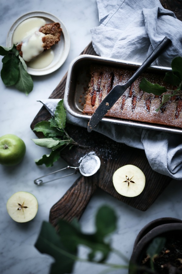 Apple cake flatlay in beautiful warm autumn tones - Victoria Holmgren for Lovely Life Sweden. #autumnflatlay #applecake #slowliving