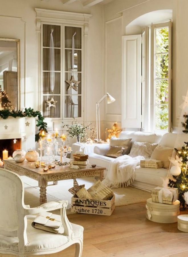 French country white Christmas decor in a historic living room in Spain - El Mueble. #christmasdecor #whitechristmas #frenchcountry #holidaydecorating