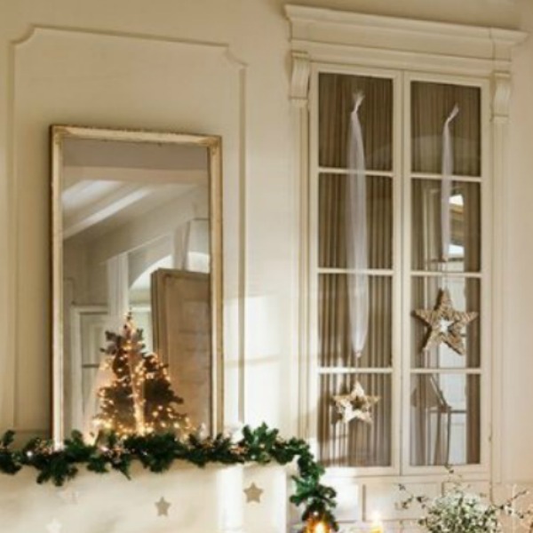 French country white Christmas decor in a historic living room in Spain - El Mueble. #christmasdecor #whitechristmas #frenchcountry #holidaydecorating