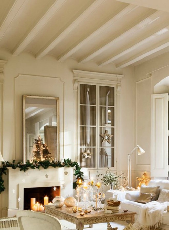 French country white Christmas decor in a historic living room in Spain - El Mueble. #christmasdecor #whitechristmas #frenchcountry #holidaydecorating