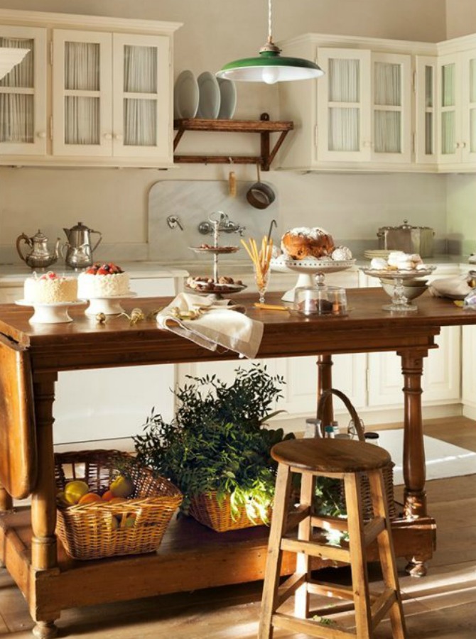 French country white Christmas decor in a historic living room in Spain - El Mueble. #christmasdecor #whitechristmas #frenchcountry #holidaydecorating