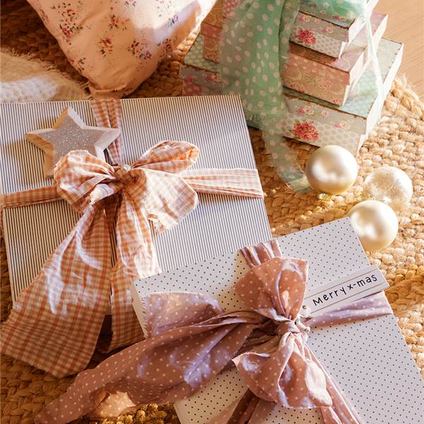 Christmas decor inspiration with white and pink gifts wrapped in sweet fabric ribbon - via El Mueble. #holidaydecor #whitechristmas #shabbychic #pinkchristmas