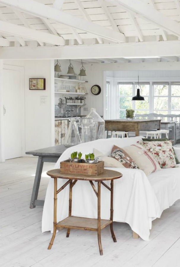 A charming white rustic vintage cottage in England (Wynchelse) by the Beach Studios is available for rent. #whitecottage #interiordesign #rusticdecor #shabbychic