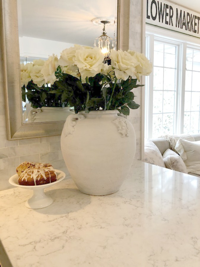 Weiße Rosen in einem übergroßen Terrakotta-Urnenübertopf mit Griffen auf meiner Küchentheke - Hello Lovely Studio. #viateraquartz #minuet #kitchencountertop