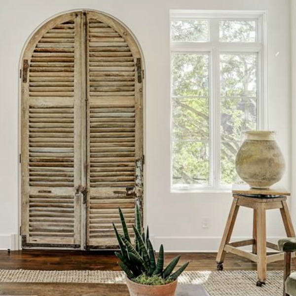 Gorgeous modern European country design style in this Houston home by Southampton. #europeancountry #interiordesign #whitedecor #modernfrench