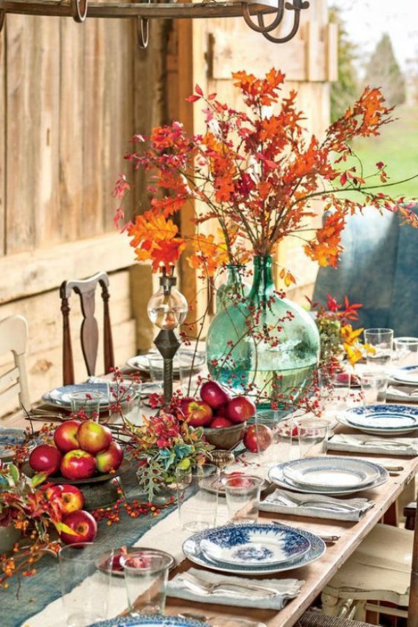 Gorgeous Thanksgiving table setting idea with apples, oak leaves and blue china. Photo by Helen Norman. #tablescape #tablesetting #fall #Thanksgiving