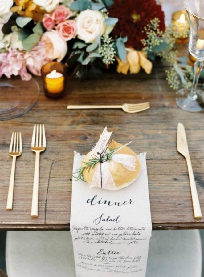 Lovely Thanksgiving table setting idea with menu napkin and bread round. #thanksgivingtable #tablescape #tablesetting #placesetting