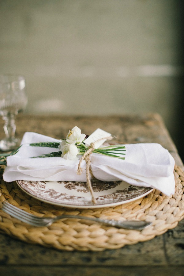 Simple and classic Thanksgiving placesetting with brown transferware plate and white flowers - Coco Kelley. #thanksigivngtable #tablesetting #placesetting #tablescape