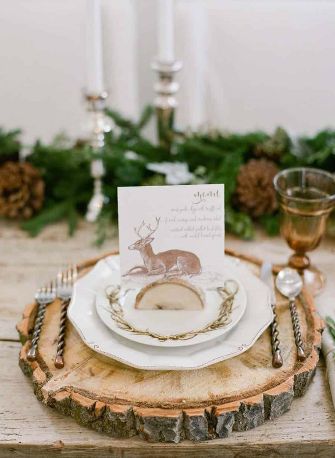 Rustic table setting idea with wood slice charger - Elizabeth Anne Designs. #thanksgiving #tablescape #rustic #tablesetting #woodslice