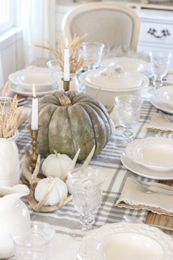 Simple and lovely fall dinner table idea with menu hand lettered directly on pumpkin! #falltable #thanksgiving #tablescape #tablesetting #tabledecor