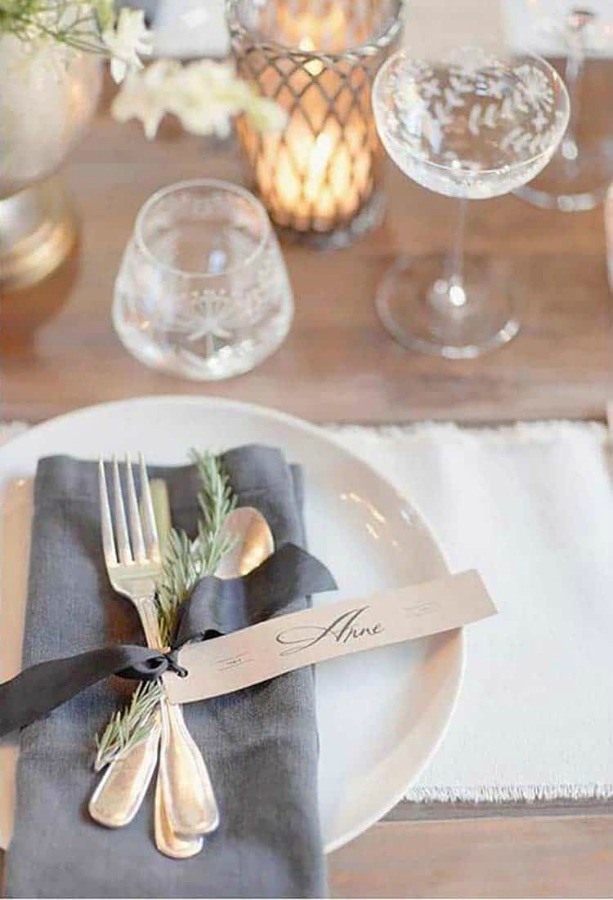 Lovely simple place setting idea for this fall table from 100 layer cake. #falltable #placesetting #simpletable #tablescape