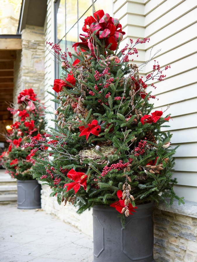 Sophisticated Christmas decorated rooms in this stunning 2019 Atlanta Homes & Lifestyles Home for the Holidays Designer Showhouse! #christmasdecor #holidaydecor