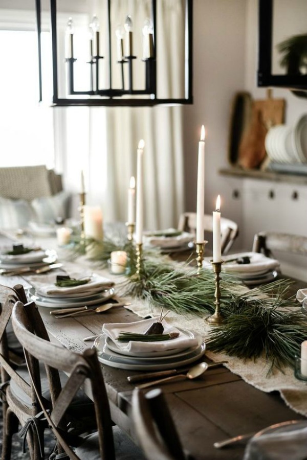 Beautiful natural and rustic country French farmhouse Christmas tablescape. #holidaytable #frenchcountry #frenchchristmas #christmasdecor