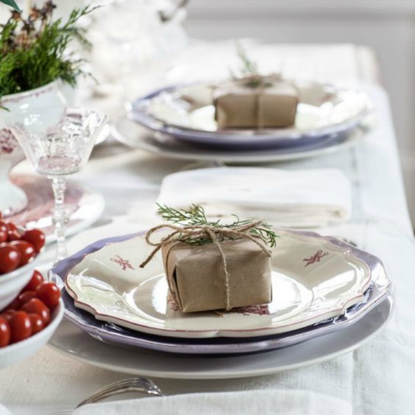 Beautiful and simple Christmas tablescape and place setting with favor. #christmasdecor #tablescape #simplechristmas #placesetting #farmhousechristmas