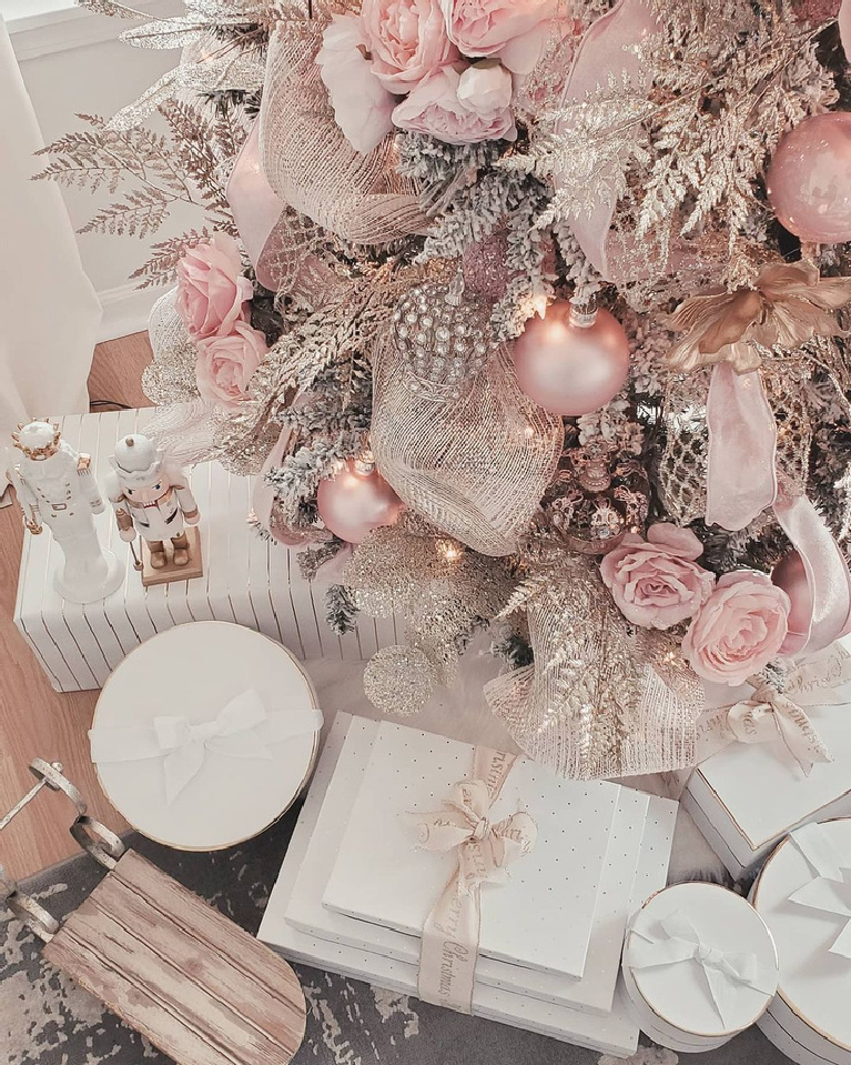 Pink Christmas tree with romantic, feminine, pretty factor @chic.interior.design.