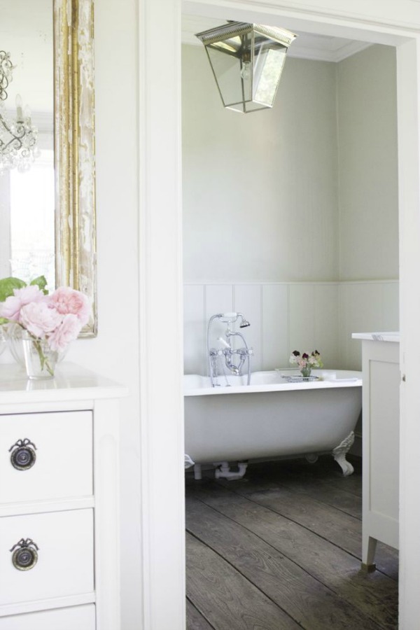 Clawfoot tub in Charming white Scandinavian style cottage interiors in a property called the Hatch (Beach Studios) near London. #scandinavianstyle #cottage #interiordesign #whitedecor