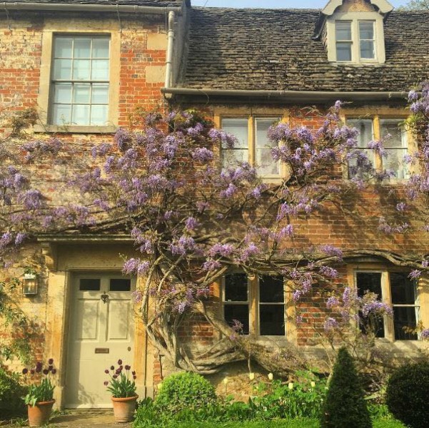 English country cottage exterior and gardens at the Hatch near London (Beach Studios). #cottageexterior #cottagegarden