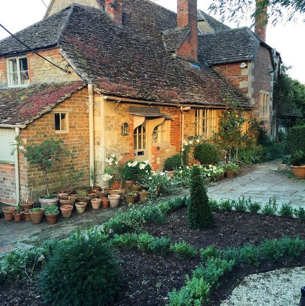 English country cottage exterior and gardens at the Hatch near London (Beach Studios). #cottageexterior #cottagegarden