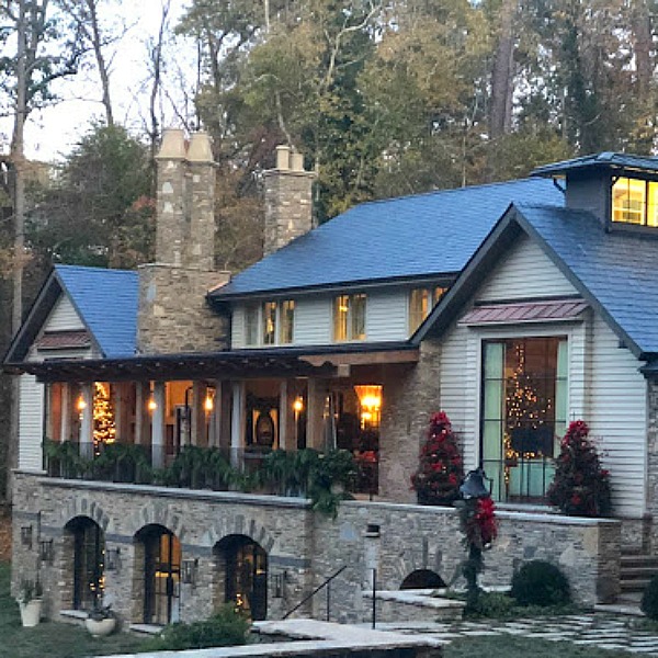 Sophisticated Christmas decorated rooms in this stunning 2019 Atlanta Homes & Lifestyles Home for the Holidays Designer Showhouse! #christmasdecor #holidaydecor