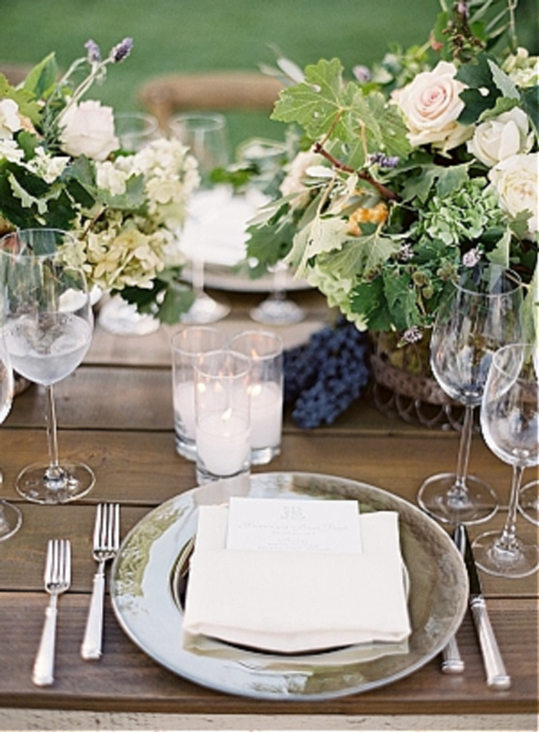 Elegant and simple placesetting at wedding at sunstone winery - design by Alexandra Kolendrianos - photo by Jose Villa. #placesetting #weddings #tablescape #winery #outdoorreceptions