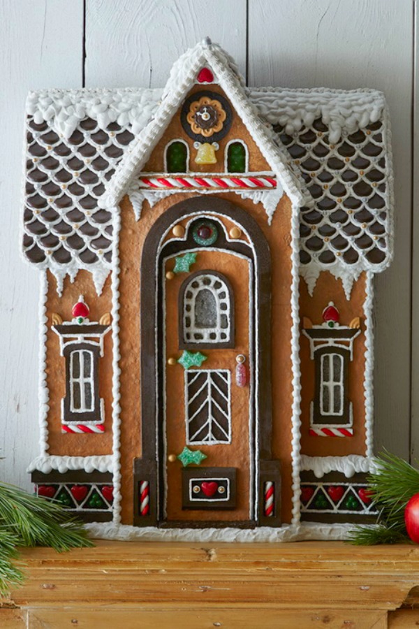 Charming and fanciful gingerbread house - Family Holiday. #christmasbaking #gingerbreadhouse