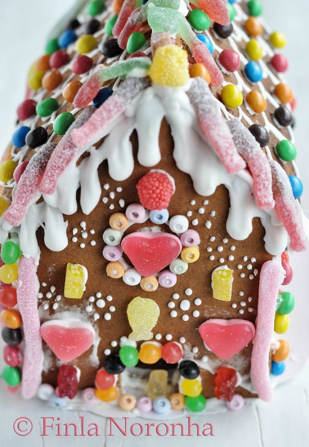 Sweet gingerbread house with fanciful candy decorations by Finla Noronha. #gingerbreadhouse #holidaybaking #christmasdiy