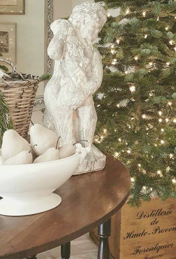 French country Christmas decor with white sophisticated details and greenery. #frenchcountry #frenchchristmas #christmasdecor #whitechristmasdecor