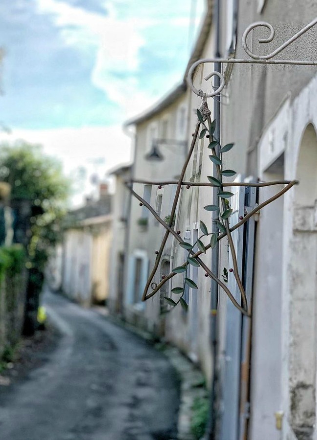 French Christmas star on a glorious stucco exterior in France. Vivi et Margot. #frenchchristmas #christmasinfrance #christmasstar #europeanchristmas