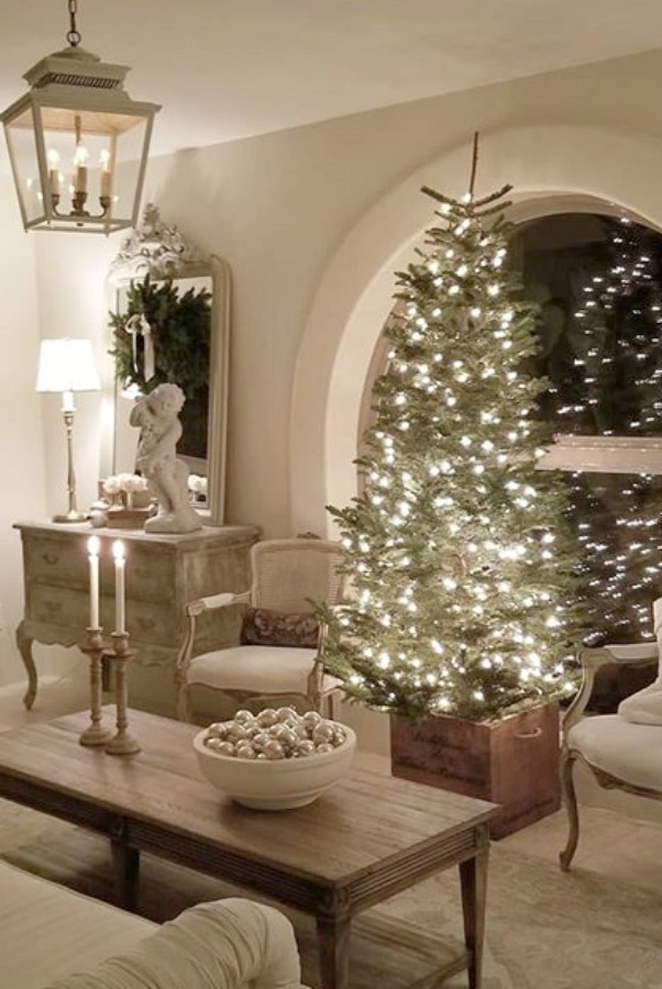 French country Christmas decor with white sophisticated details and greenery. #frenchcountry #frenchchristmas #christmasdecor #whitechristmasdecor