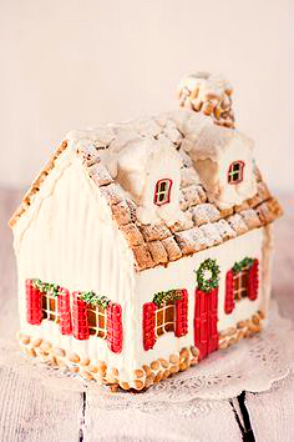 Charming gingerbread house cottage by Katlig.