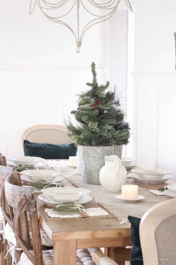 Simple and spare farmhouse Christmas table by Love Grows Wild. #tablescape #farmhousechristmas #holidaydecor #simplechristmas