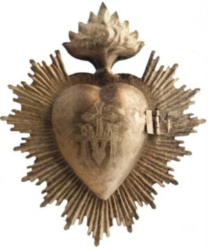 Sacred gold milagro heart box - a French country inspired antique replica perfect for a French farmhouse. #frenchfarmhouse #homedecor #decoratingidea #milagroheart #oldworldstyle