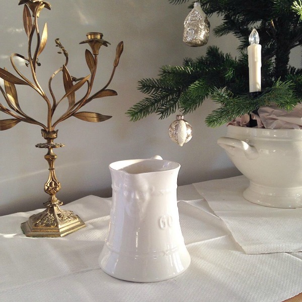 French Nordic Christmas decor inspiration from My Petite Maison. #swedishchristmas #nordicfrench #holidaydecorating #gustavian