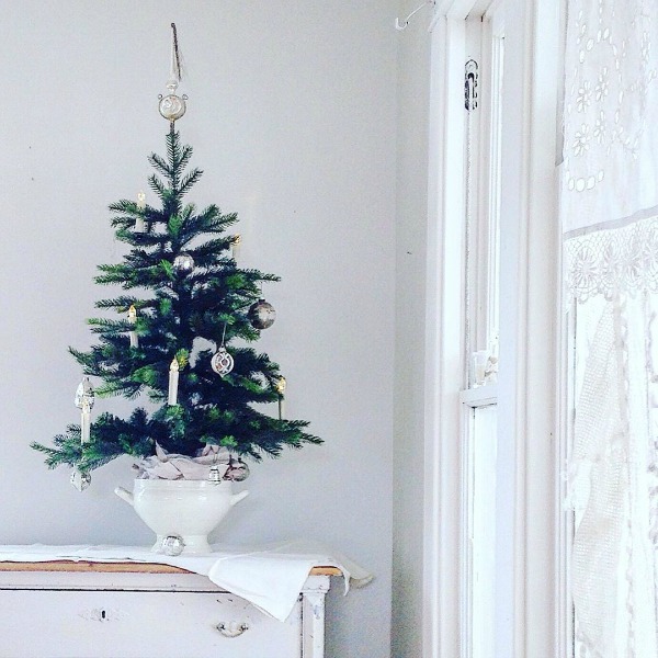 Scandinavian Christmas decor with all white, evergreens, and simple Nordic French charm - My Petite Maison. #christmasdecor #scandinavian #whitechristmas