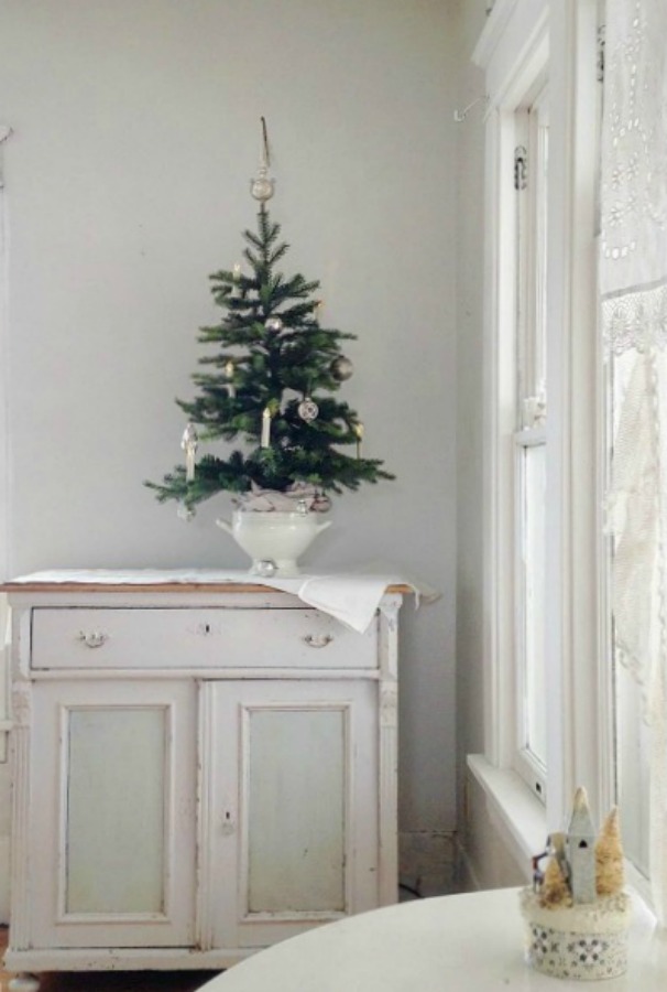 Scandinavian Christmas decor with all white, evergreens, and simple Nordic French charm - My Petite Maison. #christmasdecor #scandinavian #whitechristmas