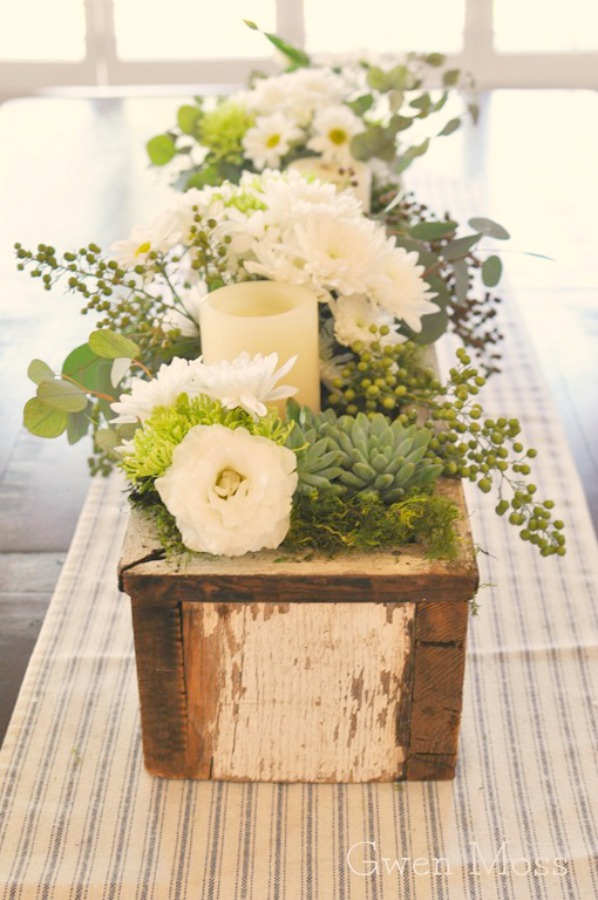 Rustic and charming farmhouse style fall floral centerpiece with weathered wood box - Gwen Moss. #centerpiece #fallfloral #rusticfarmhouse #tabledecor