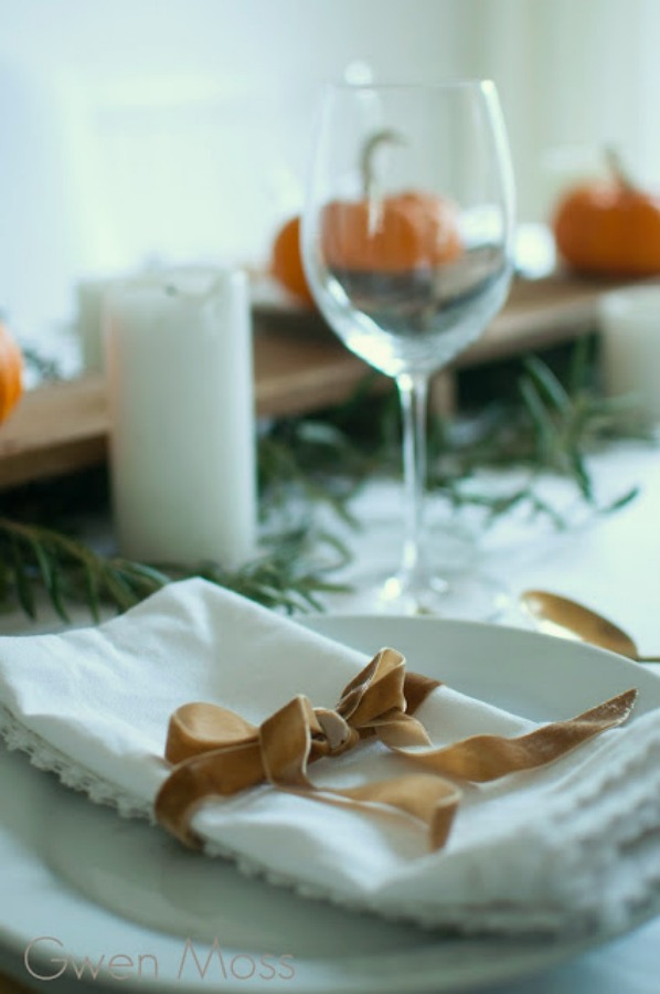 Simple lovely fall table Thanksiving tablescape idea with long wood board and mini pumpkins - Gwen Moss. #falltable #tabledecor #thanksgiving #tablescape