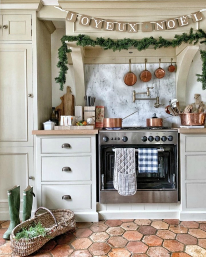 French farmhouse kitchen decorated for Christmas (Joyeux Noel!) - Vivi et Margot. #frenchfarmhouse #frenchchristmas #frenchkitchen #holidaydecor