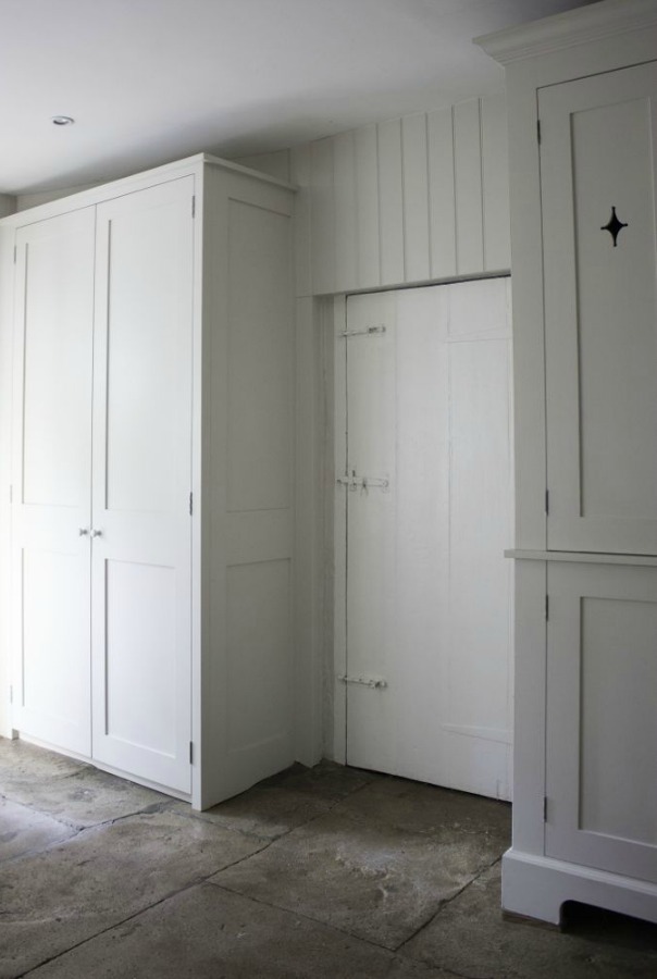 Charming white Scandinavian style cottage interiors in a property called the Hatch (Beach Studios) near London. #scandinavianstyle #cottage #interiordesign #whitedecor