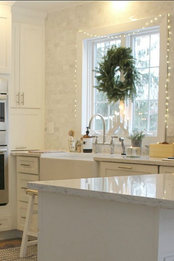 Cuisine blanche décorée de Noël dans ma maison - Hello Lovely Studio. #hellolovelystudio #christmaskitchen #christmasdecor