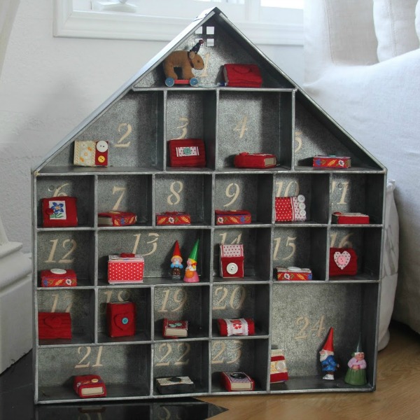 Mon calendrier de l'Avent galvanisé (RH) avec des petits cadeaux de Noël décorés de boîtes d'allumettes - Hello Lovely Studio. #christmasdecor #hellolovelystudio #adventcalendar